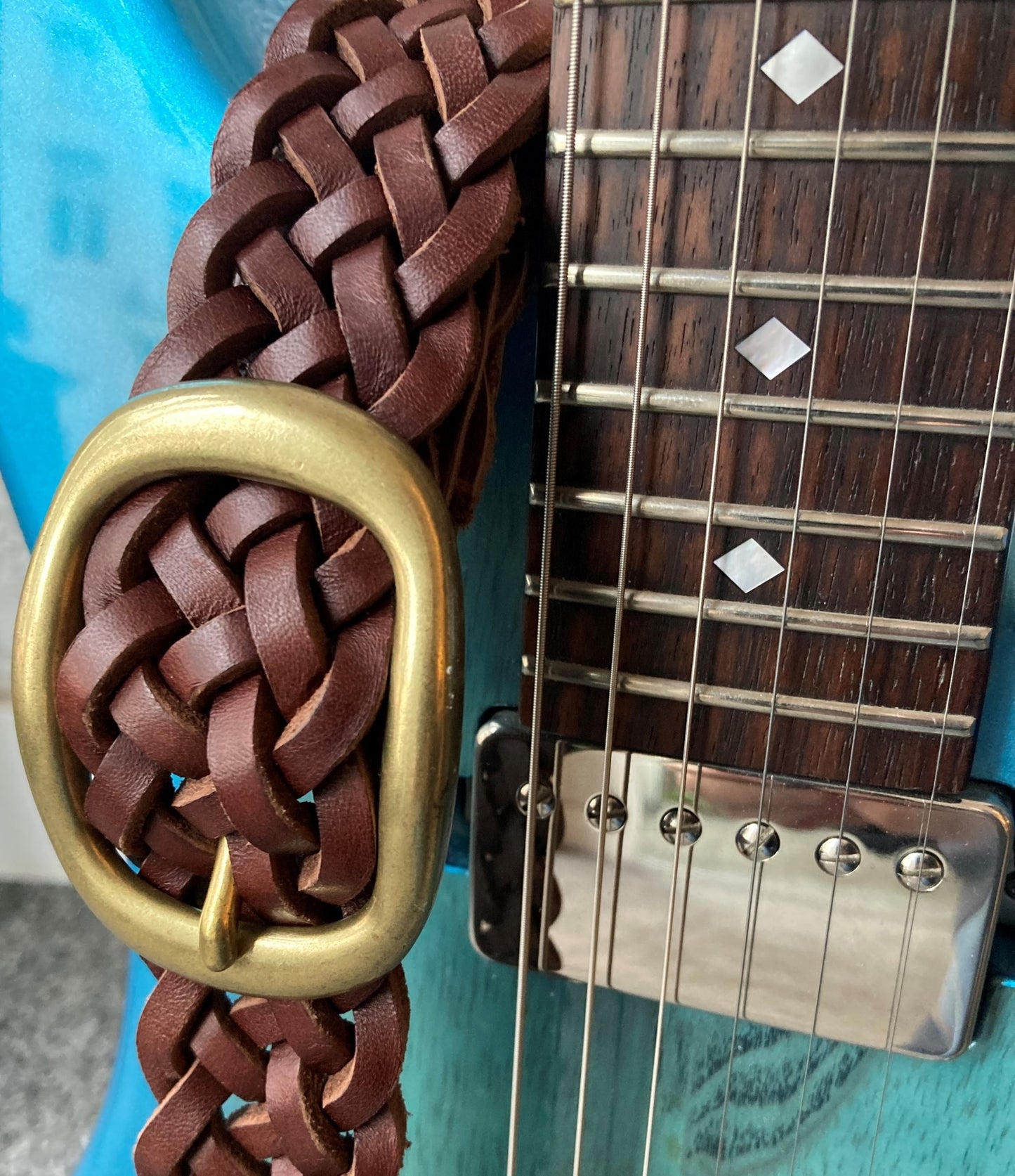 KAMINARI Braided Leather Strap Brown on guitar
