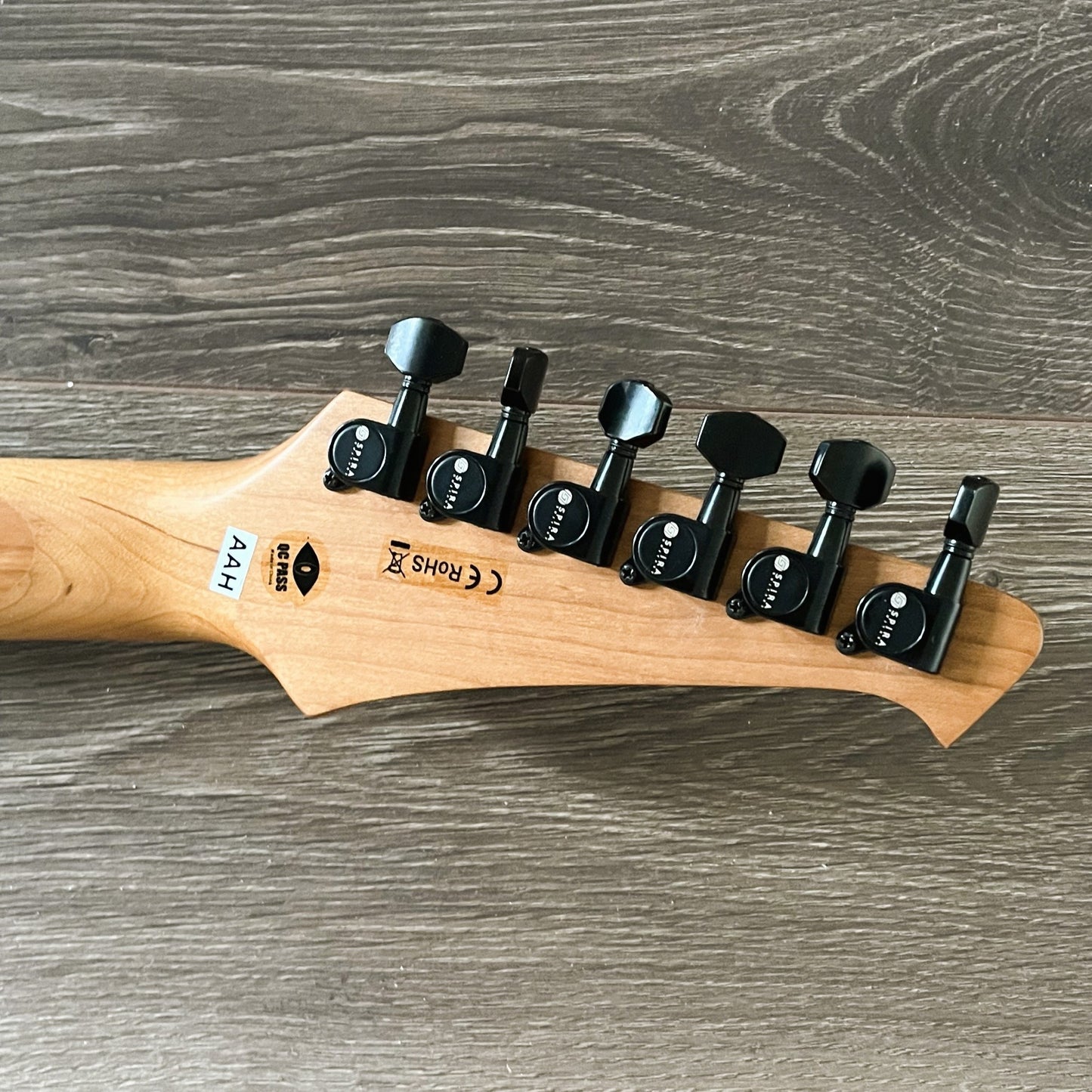 spira v420 flying v black h locking trem back headstock