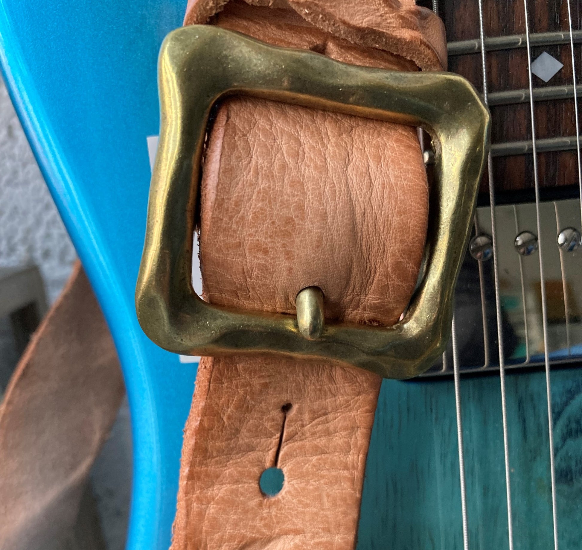 KAMINARI Washed Leather Strap Natural on guitar