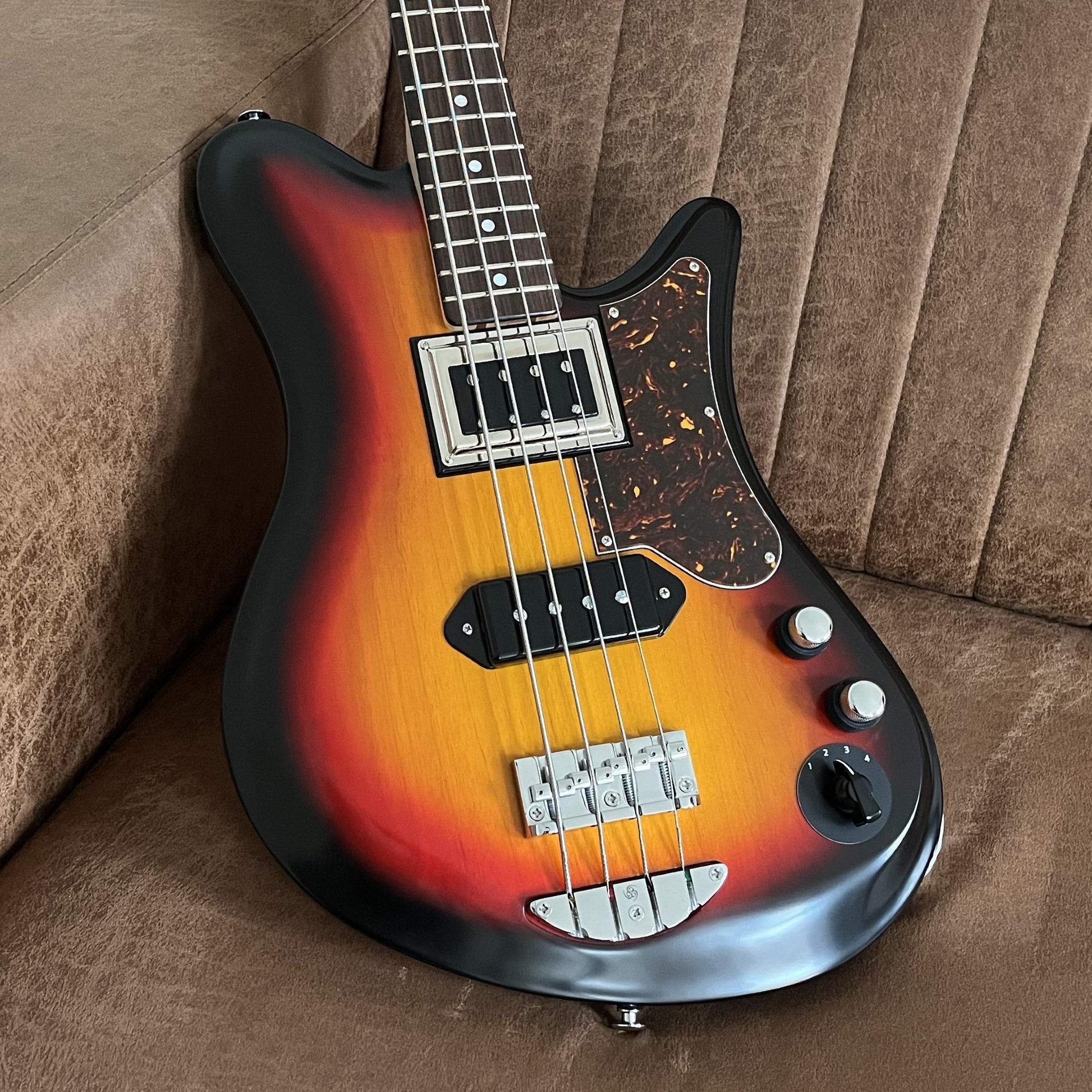 Oopegg Stormbreaker 3-tone sunburst tortoise guard closeup