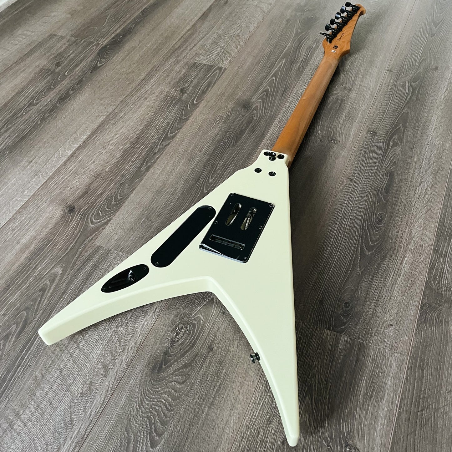 spira v420 flying v antique white hh locking trem back diagonal