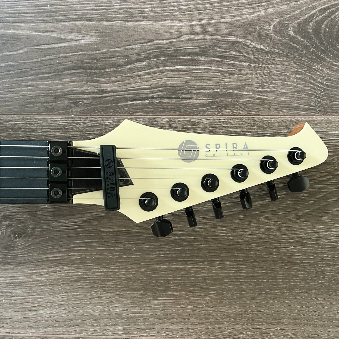 spira v420 flying v antique white hh locking trem headstock