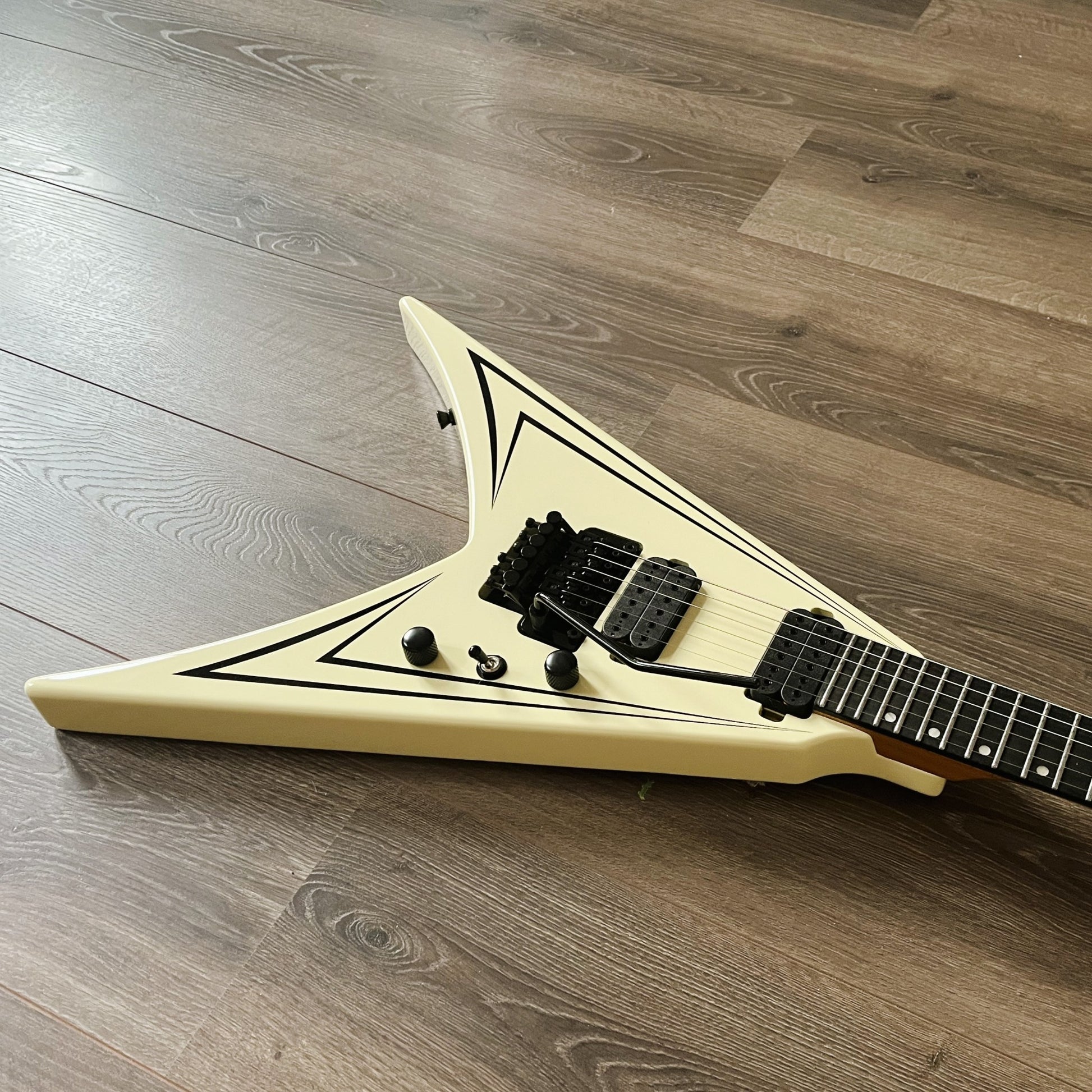 spira v420 flying v antique white hh locking trem close-up