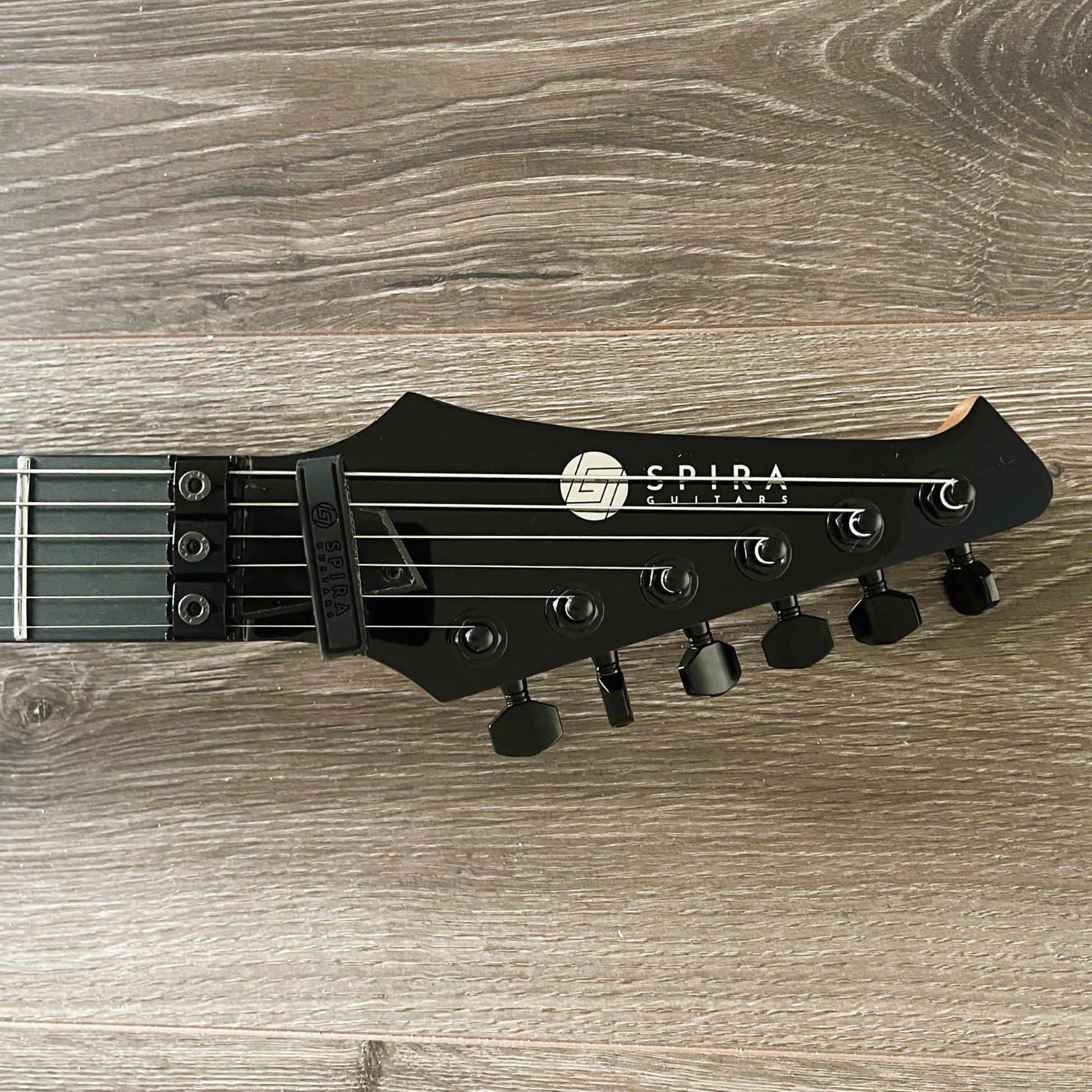 spira v420 flying v black h locking trem headstock