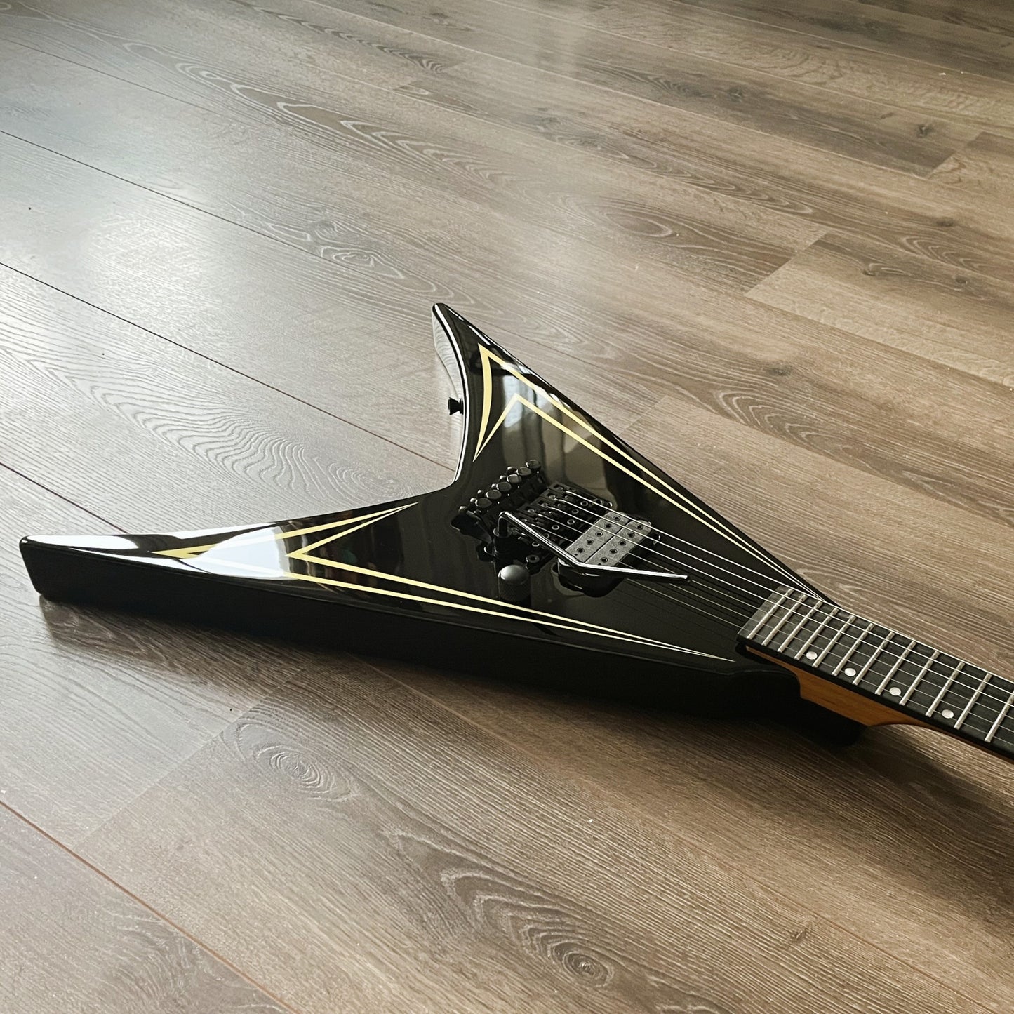 spira v420 flying v black h locking trem close-up