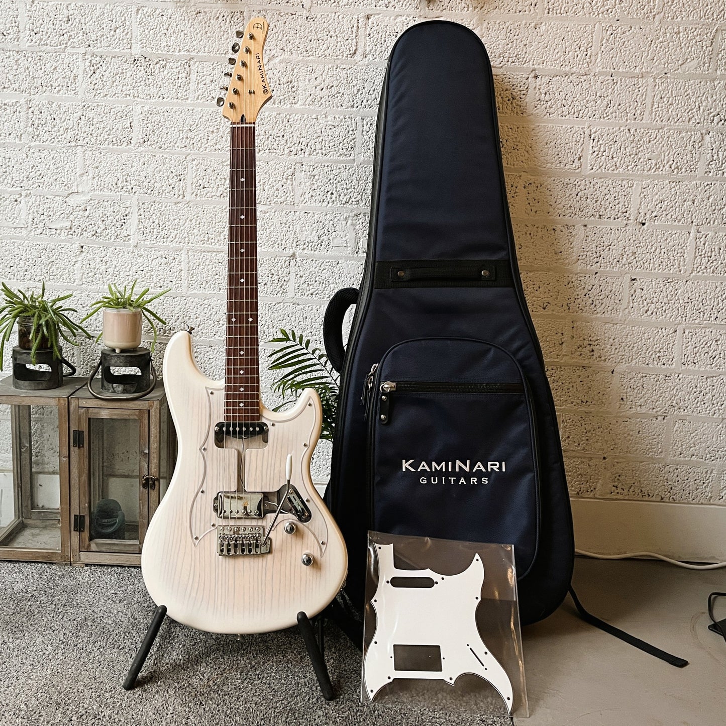 kaminari liquid electric guitar see-through white burst rockso spec with deluxe gigbag and alternate pickguard